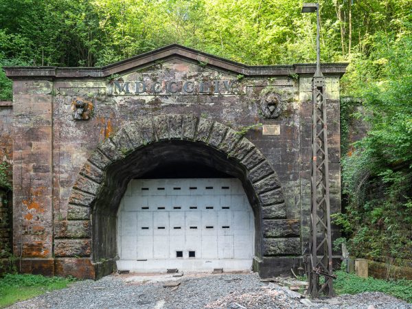 Verschlossenes Tor des Schwarzkopftunnels mit Fledermausöffnungen